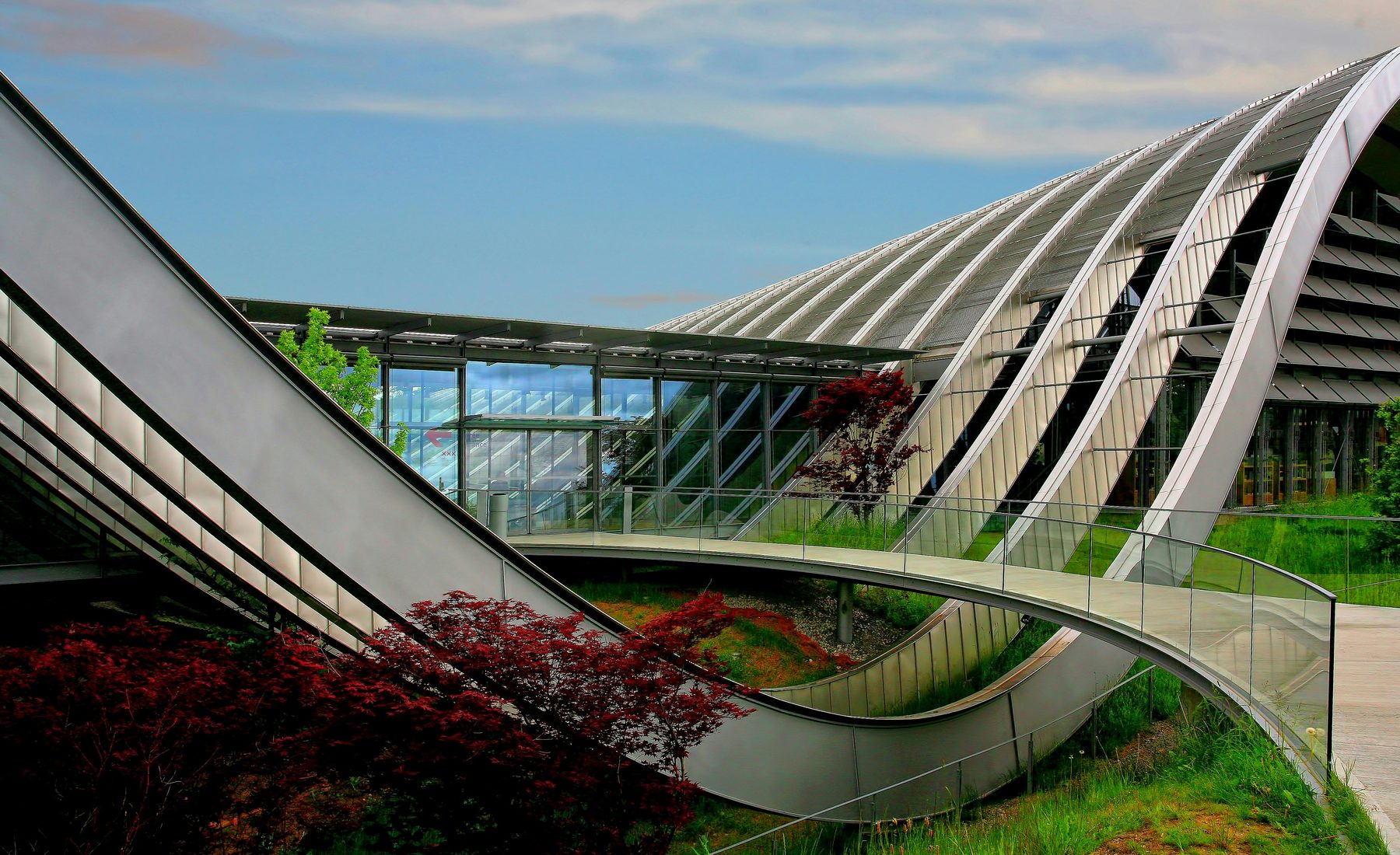 Geschwungene Stahl-Glas-Architektur